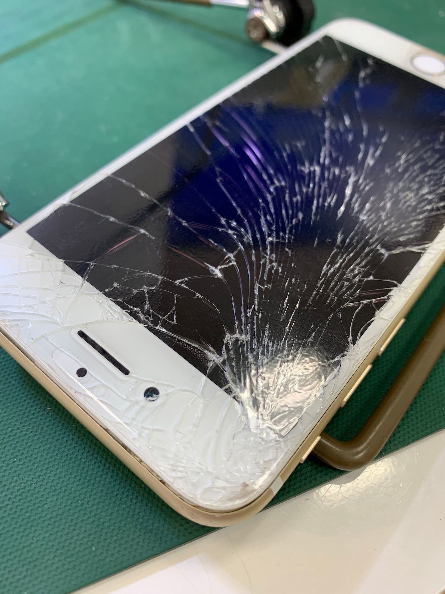 細かく割れたiphoneパネルのガラスには要注意を Iphone 修理 ジャパン 盛岡店 スタッフブログ
